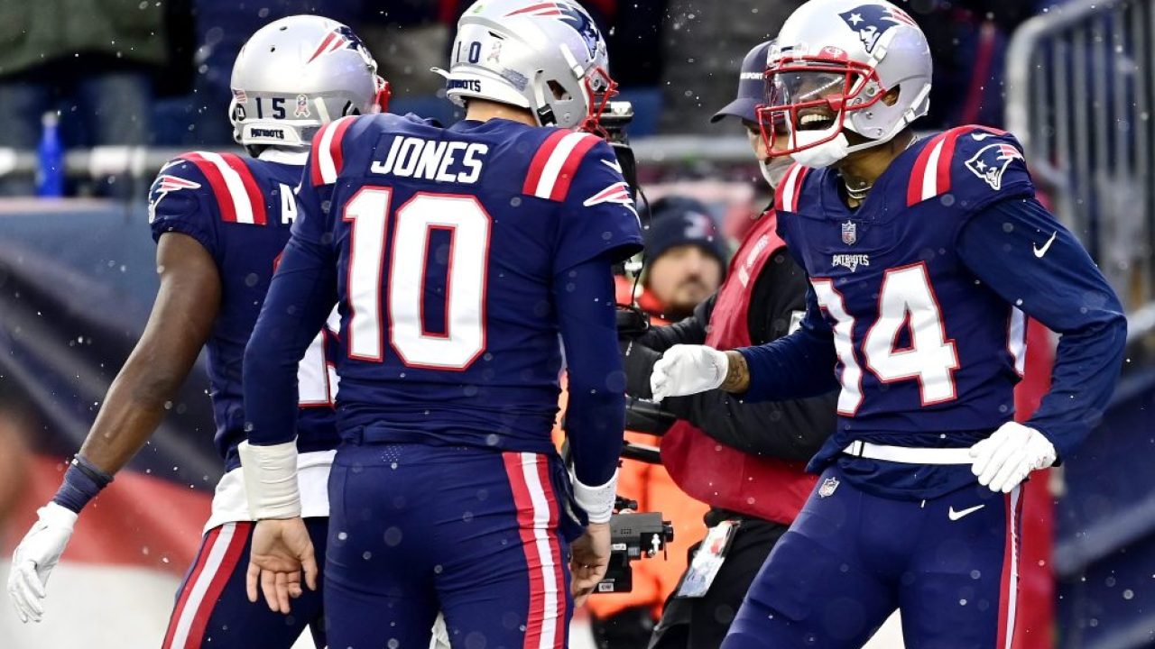 Jones throws 2 TD passes, Patriots roll past Titans 36-13 - The