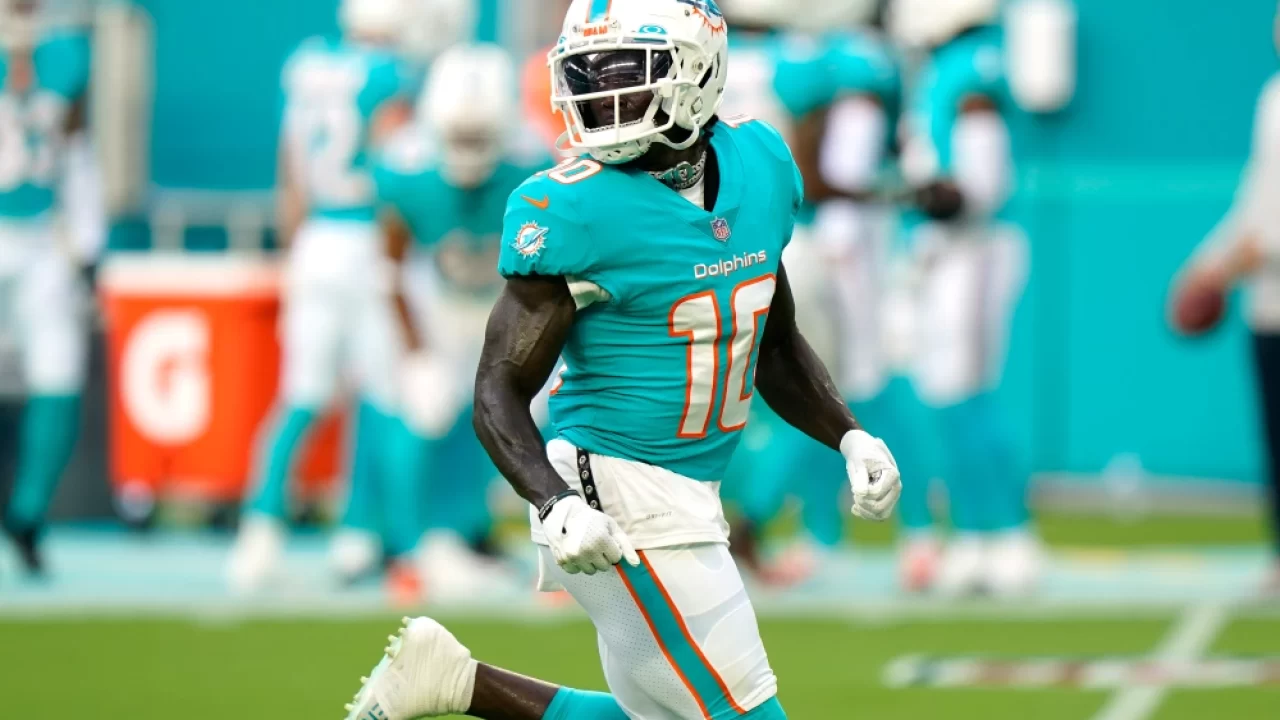 Report: Dolphins 'optimistic' Tyreek Hill plays in Week 6 vs