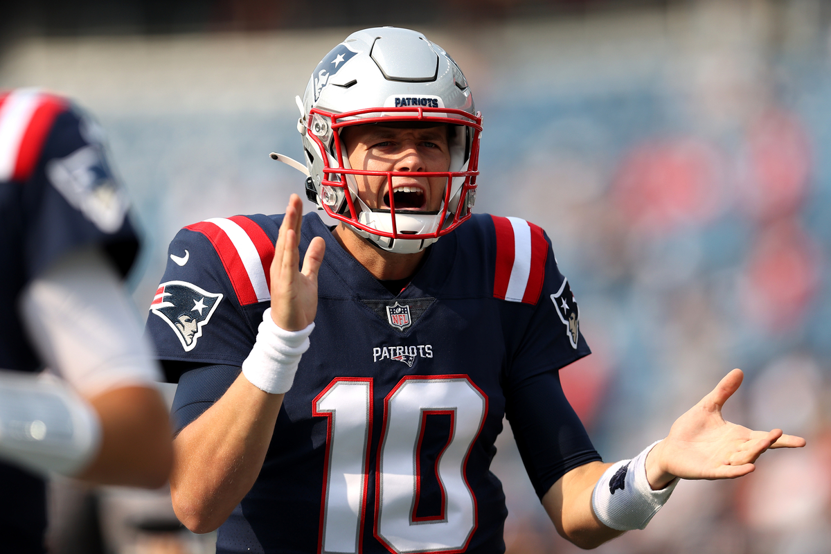 Patriots veteran: Mac Jones 'way better' QB after taking last year on chin  