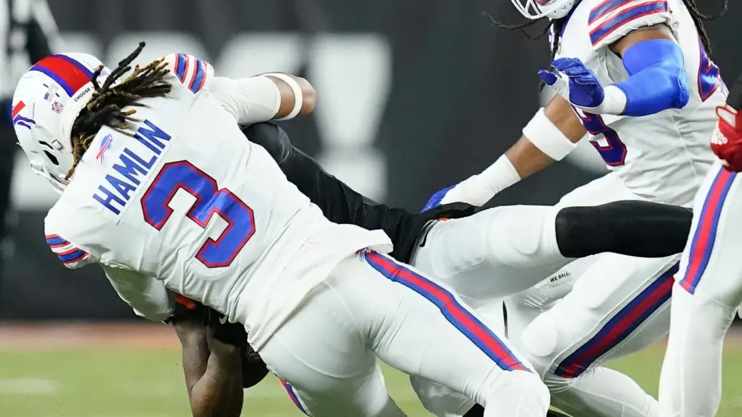 NFL, sports world reacts to injury to Bills' Hamlin