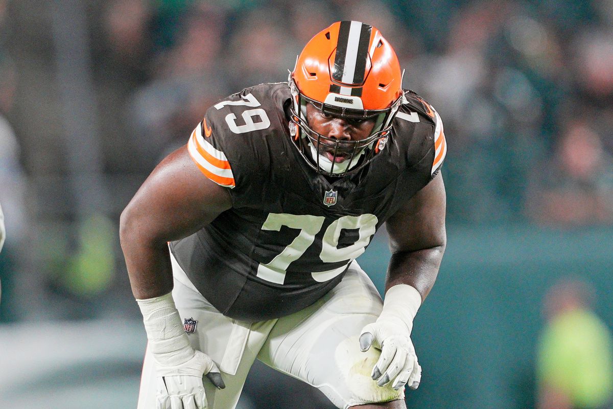 New England Patriots Acquire Offensive Tackle Vederian Lowe in