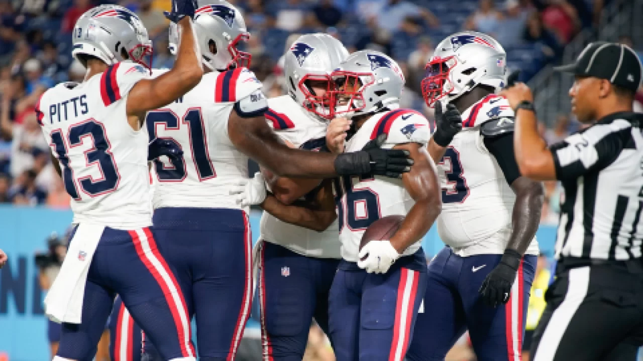 Top-ranked Titans roll past Patriots